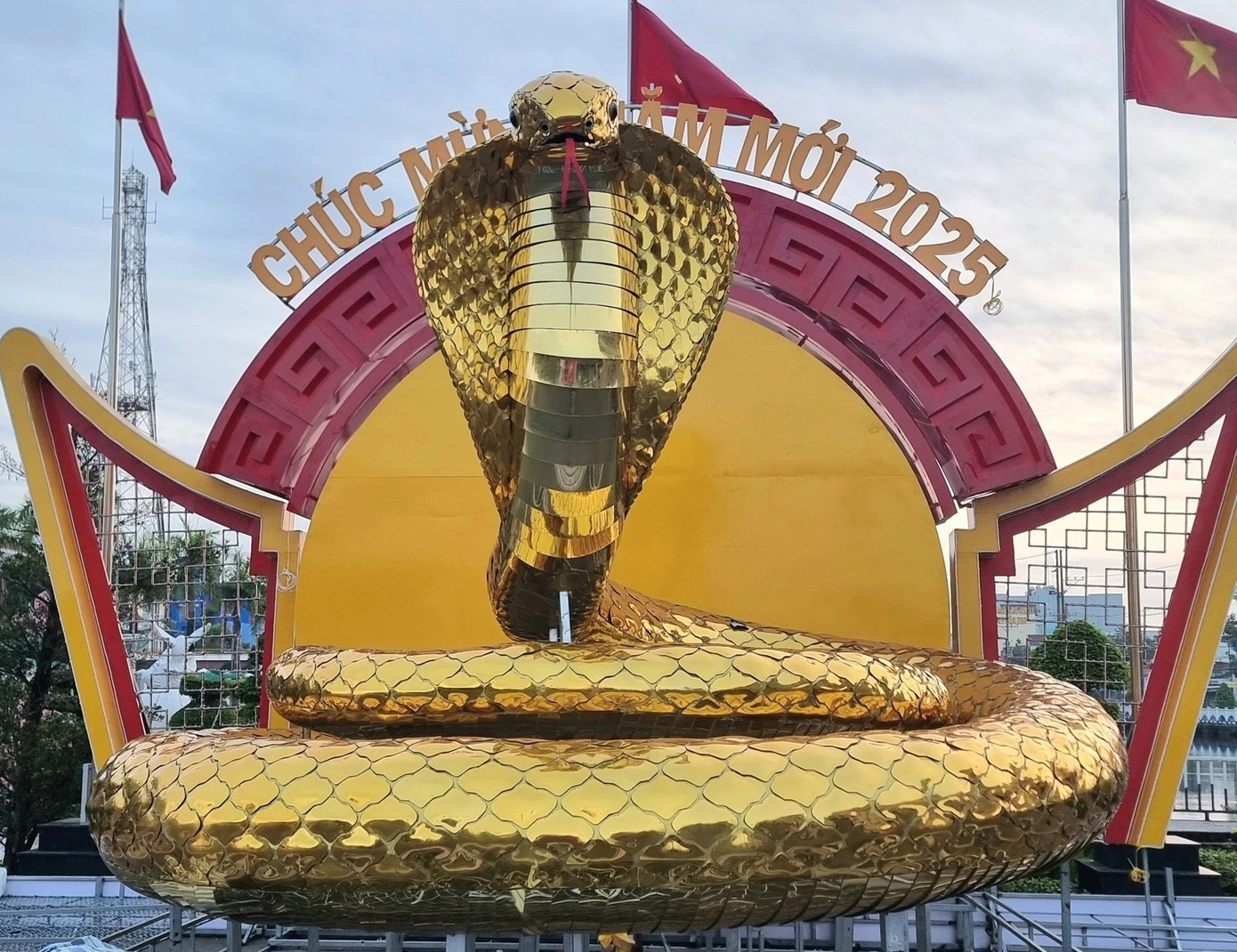 Linh vật rắn ở thị xã Giá Rai (tỉnh Bạc Liêu) toát lên vẻ uy nghi. Linh vật cao hơn 2 m, tạo hình uốn tròn, toàn thân màu vàng. Hình ảnh cách điệu rắn quấn quanh thỏi vàng tượng trưng cho tài lộc, sung túc.