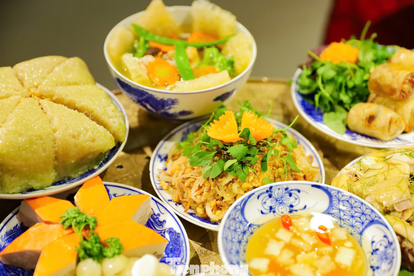 Cỗ Tết cầu kỳ, đủ màu sắc.