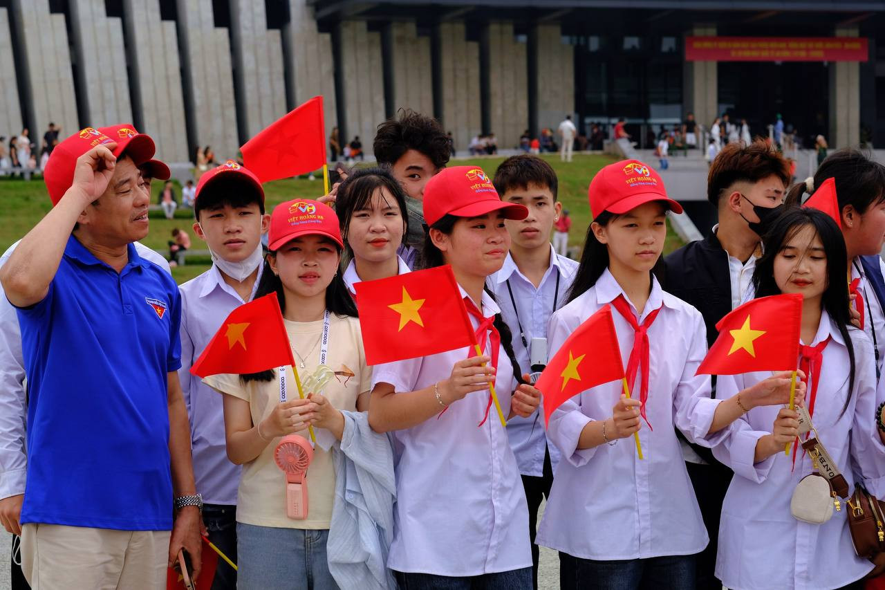 Người dân mặc áo cờ đỏ sao vàng check-in tại bảo tàng.