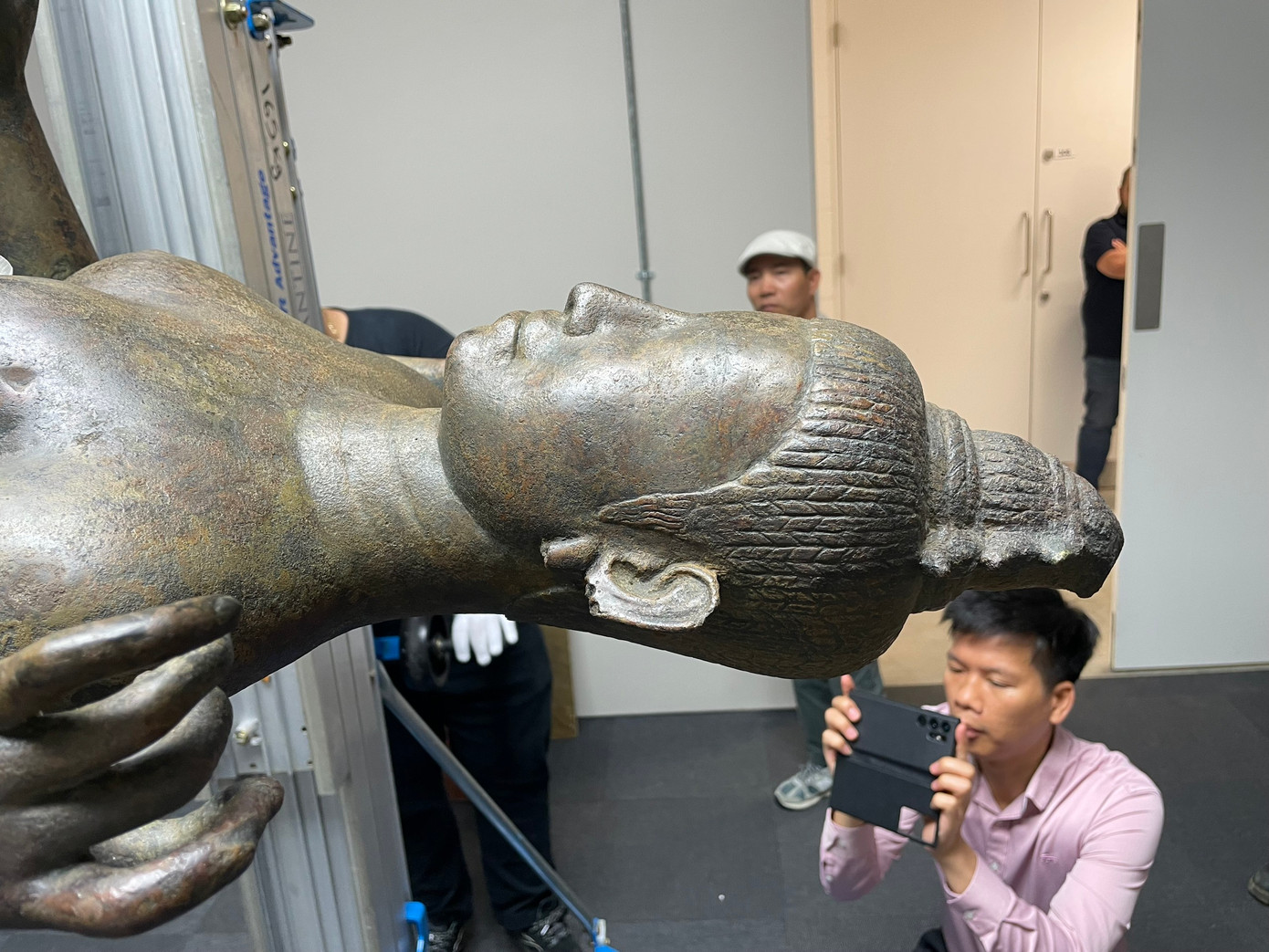 Tượng đồng nữ thần Durga mang đặc trưng tiêu biểu của nghệ thuật tạo hình, điêu khắc Champa. Tượng đồng nữ thần Durga mang đặc trưng tiêu biểu của nghệ thuật tạo hình, điêu khắc Champa.