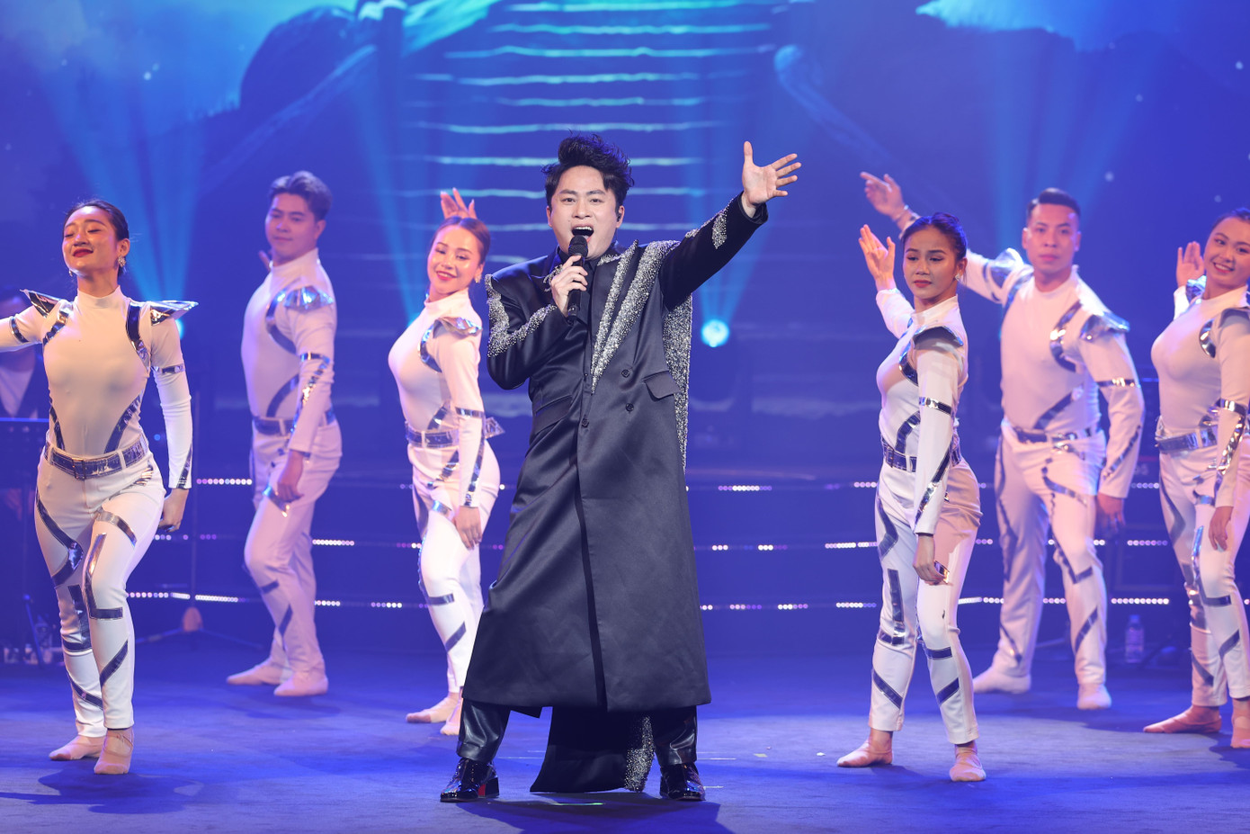 Lễ trao giải do MC Phí Linh và nhà báo Trương Anh Ngọc dẫn dắt. Ca khúc Chạm vào vinh quang (sáng tác Hoàng Bách) do ca sĩ Tùng Dương thể hiện mở màn đêm vinh danh.