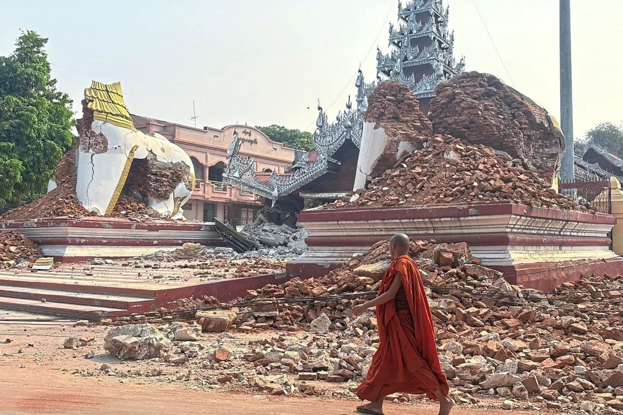 National Geographic đưa tin trận động đất hôm 28/3 phá hủy khoảng 100 địa điểm Phật giáo và 50 nhà thờ Hồi giáo ở Myanmar. Ảnh: AP. National Geographic đưa tin trận động đất hôm 28/3 phá hủy khoảng 100 địa điểm Phật giáo và 50 nhà thờ Hồi giáo ở Myanmar. Ảnh: AP.