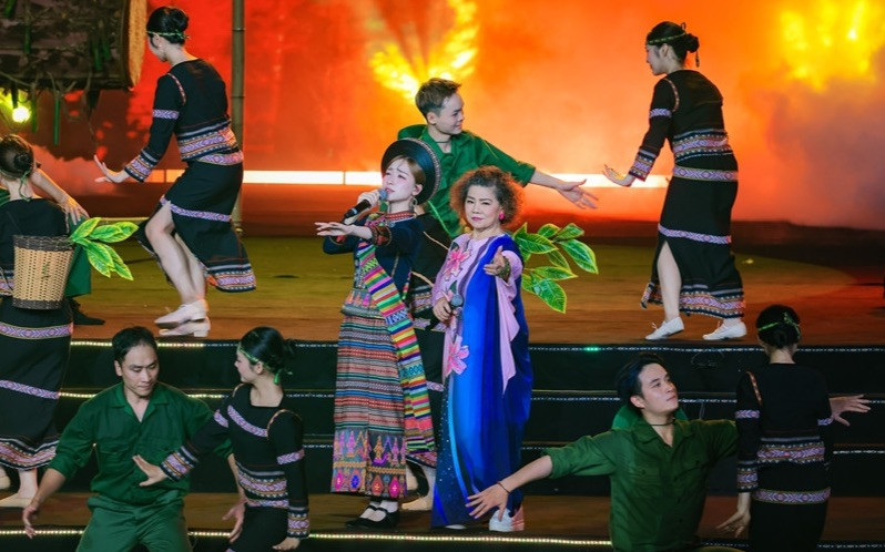 NSND Thanh Hoa và ca sĩ Hòa Minzy hòa giọng. NSND Thanh Hoa và ca sĩ Hòa Minzy hòa giọng.