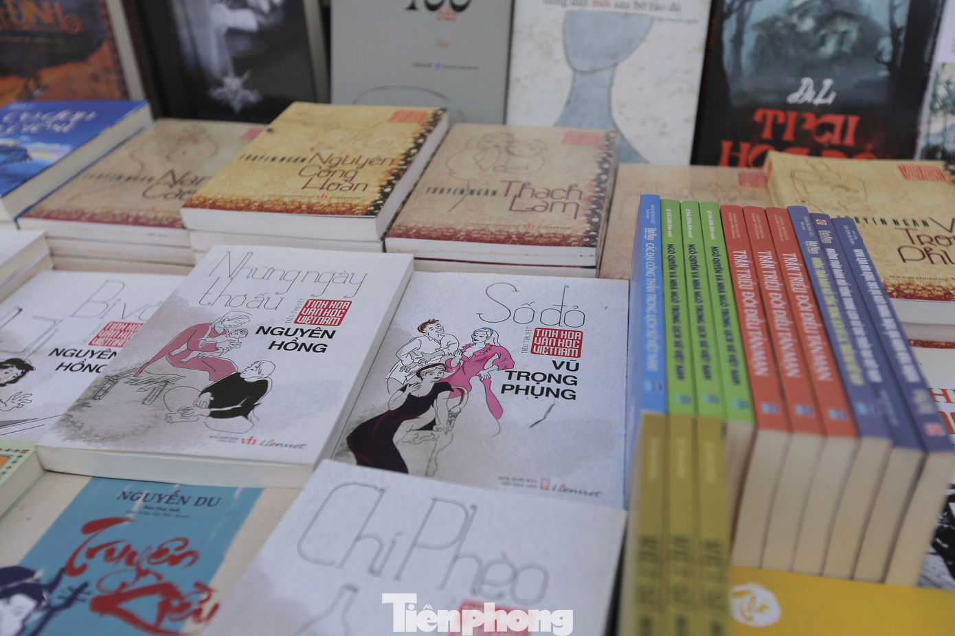 Tác phẩm của Nguyễn Du, Vũ Trọng Phụng, Nguyên Hồng, Nam Cao... được bày bán ở các gian hàng trong khuôn viên Ngày thơ. Ảnh: DUY PHẠM. Tác phẩm của Nguyễn Du, Vũ Trọng Phụng, Nguyên Hồng, Nam Cao... được bày bán ở các gian hàng trong khuôn viên Ngày thơ. Ảnh: DUY PHẠM.
