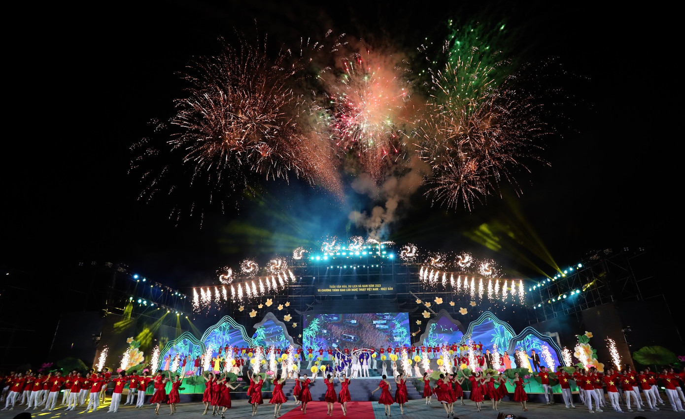 Tuần Văn hóa, du lịch Hà Nam năm 2023 và Chương trình giao lưu biểu diễn nghệ thuật truyền thống Việt Nam - Nhật Bản kéo dài đến hết ngày 20/5. Nhiều hoạt động đặc sắc được tổ chức như bay trải nghiệm khinh khí cầu và paramotor, giải đua thuyền tỉnh Hà Nam năm 2023 và biểu diễn lướt ván, biểu diễn nghệ thuật truyền thống Nhật Bản, trải nghiệm văn hóa, ẩm thực và du lịch khắp địa bản... Ảnh: Nguyễn Linh.