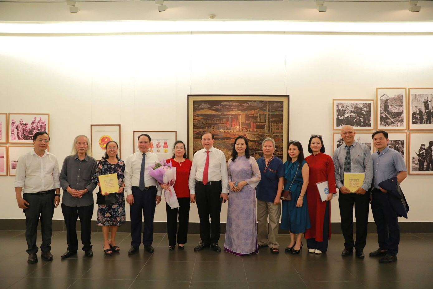 Triển lãm Tác phẩm mỹ thuật, nhiếp ảnh của các tác giả được tặng Giải thưởng Hồ Chí Minh và Giải thưởng Nhà nước năm 2022 khai mạc dịp kỷ niệm Quốc khánh 2/9.