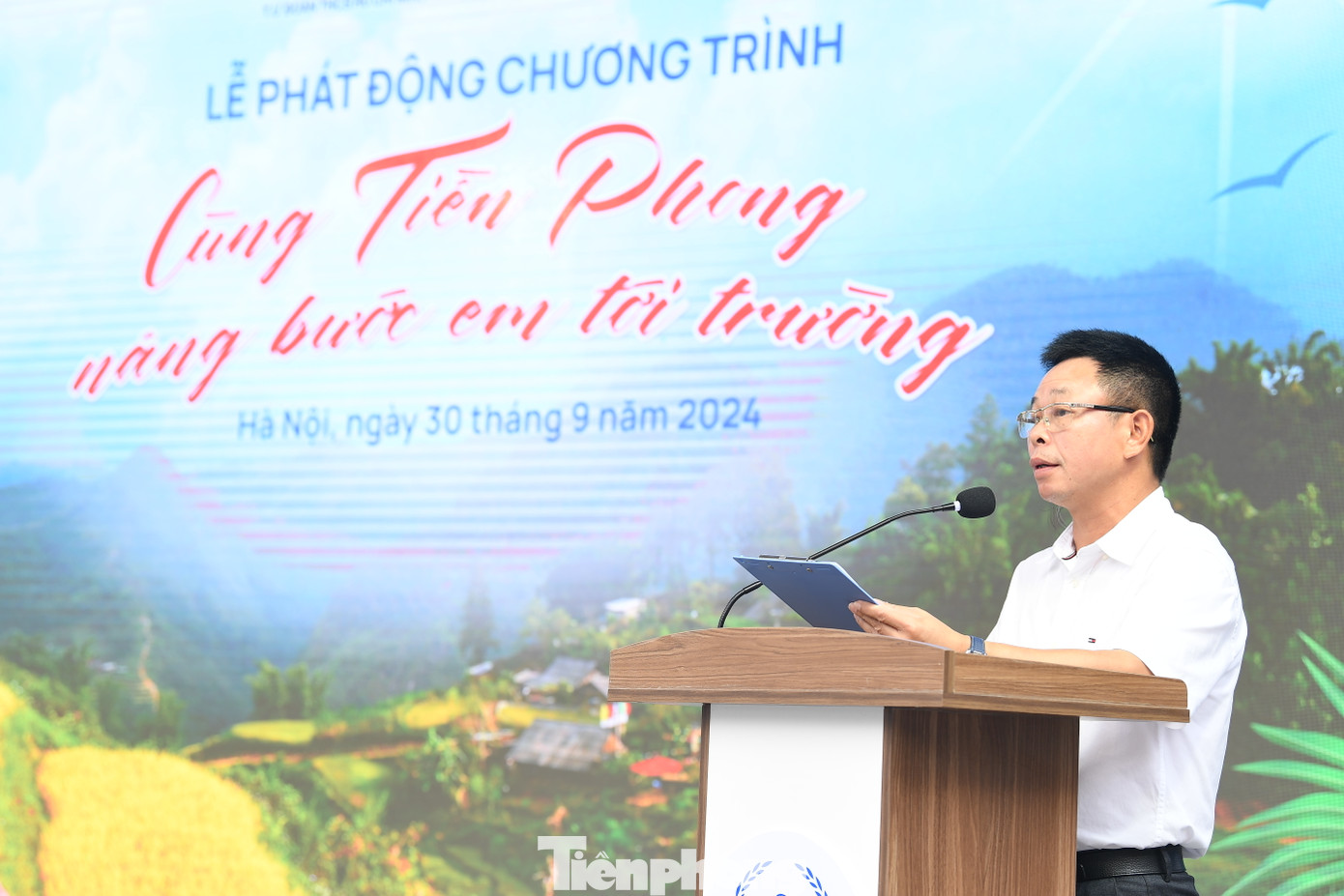 Sáng 30/9, tại Trường THCS Cầu Giấy (Hà Nội), báo Tiền Phong phối hợp các đơn vị tổ chức lễ phát động Cùng Tiền Phong nâng bước em tới trường. Chương trình kêu gọi các nguồn lực xã hội chung tay giúp đỡ học sinh vùng cao chịu nhiều thiệt hại sau cơn bão số 3 và đợt lũ lụt lịch sử vừa qua.