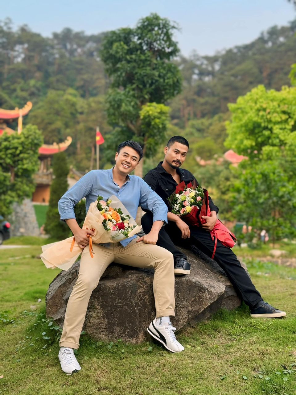 Tuấn Tú, Duy Hưng trong ngày đóng máy Người một nhà. Tuấn Tú, Duy Hưng trong ngày đóng máy Người một nhà.