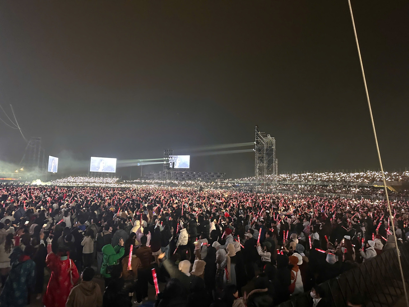 Lực lượng an ninh được bố trí đông, phản ứng nhanh nhưng nhiều fan vẫn đứng kín lối đi, bất chấp rào chắn. Không ít khán giả rơi nước mắt khi dõi theo màn trình diễn của hơn 30 anh tài. Lực lượng an ninh được bố trí đông, phản ứng nhanh nhưng nhiều fan vẫn đứng kín lối đi, bất chấp rào chắn. Không ít khán giả rơi nước mắt khi dõi theo màn trình diễn của hơn 30 anh tài.