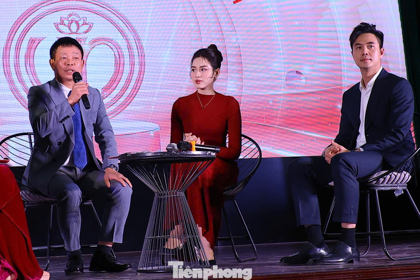 Nhà báo Phùng Công Sưởng, Hoa hậu Đỗ Thị Hà, diễn viên Phùng Đức Hiếu (từ trái qua) giao lưu với sinh viên.