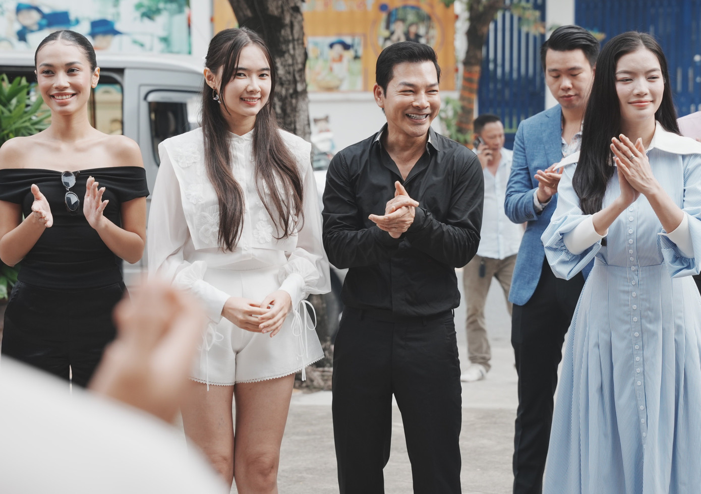 Các nghệ sĩ trong lễ khai máy. Các nghệ sĩ trong lễ khai máy.