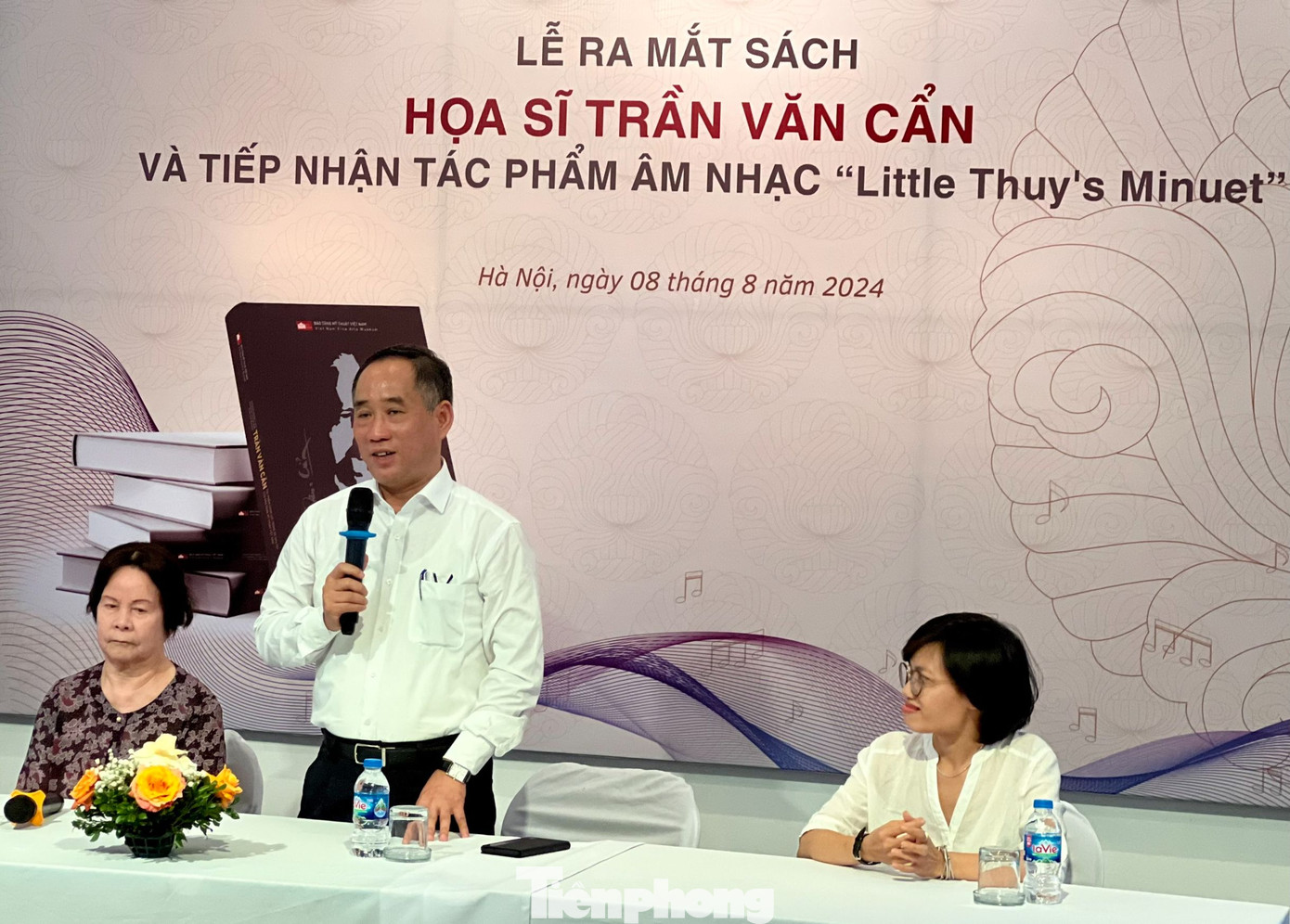 Giám đốc Bảo tàng Mỹ thuật Việt Nam Nguyễn Anh Minh khẳng định tác phẩm có tính khái quát cao. Giám đốc Bảo tàng Mỹ thuật Việt Nam Nguyễn Anh Minh khẳng định tác phẩm có tính khái quát cao.