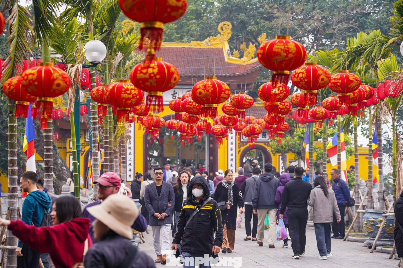 Người xưa quan niệm: "Cúng cả năm không bằng Rằm tháng Giêng" bởi Rằm tháng Giêng là ngày trăng tròn đầu tiên của năm mới. Dịp này, người dân thường làm mâm cúng, đi chùa để mong một năm mới nhiều may mắn, phước lành, mưa thuận gió hòa.