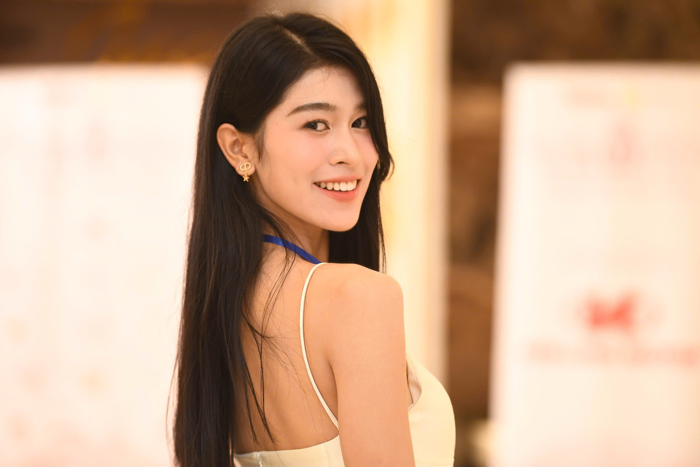 Thí sinh khoe nhan sắc tại Sơ khảo phía Bắc. Nhiều cô gái chọn váy có màu sắc thanh lịch, tôn dáng.