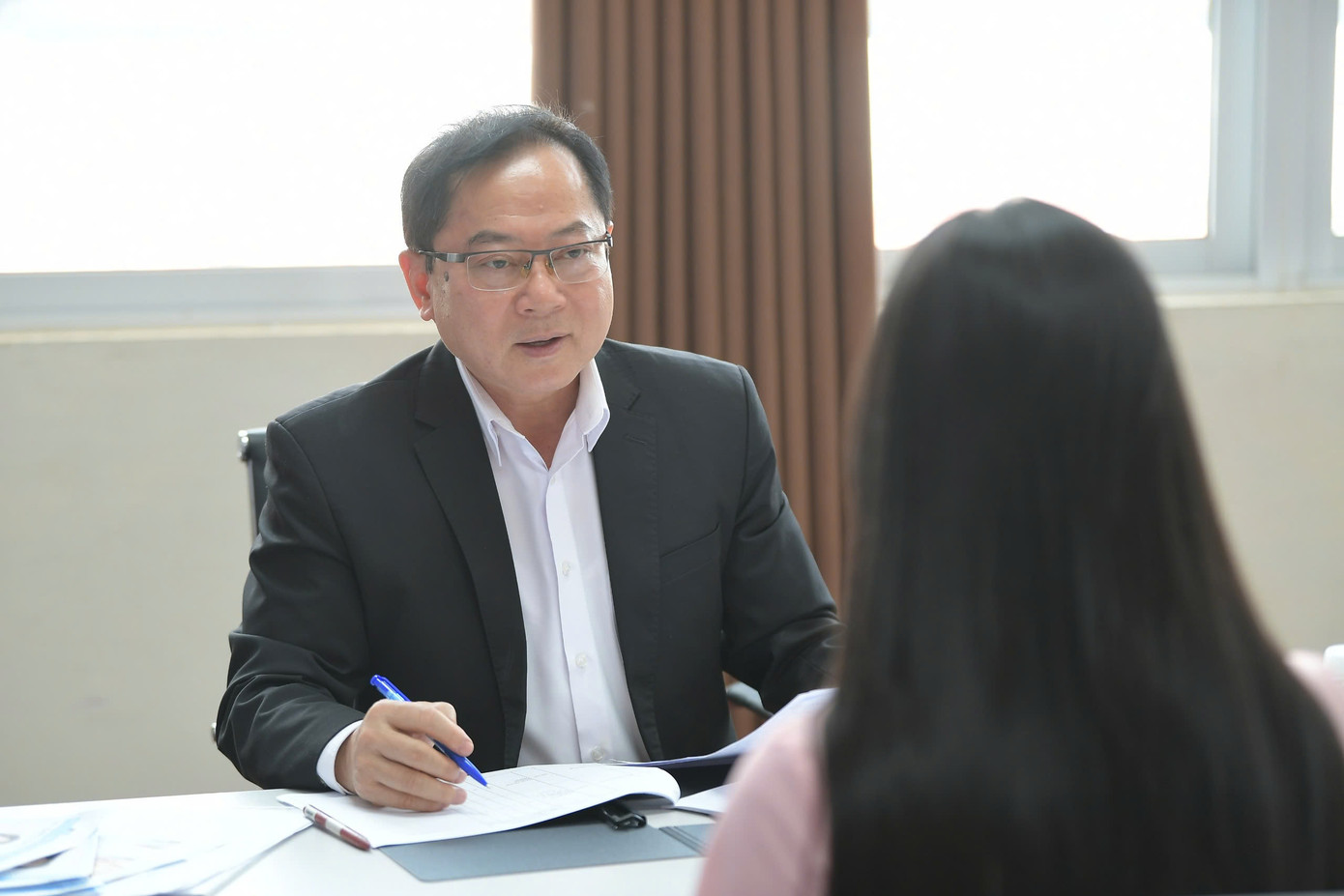 Dưới sự hỗ trợ của ê-kíp chuyên môn, thí sinh lần lượt chia theo nhóm vào gặp tất cả thành viên Ban giám khảo.