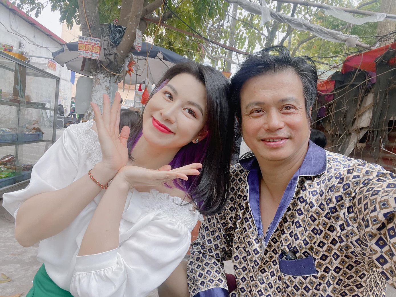 Cậu Vượng và Mộng Mơ &apos;Thương ngày nắng về&apos; tranh thủ &quot;check in&quot; ở bối cảnh quay.