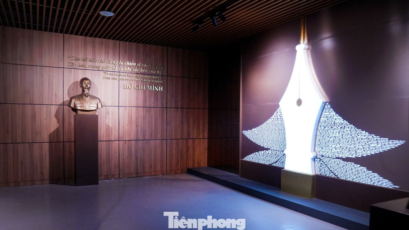 Điểm nhấn trong các không gian trưng bày là hình tượng bút sen ở gian khánh tiết, báo chí chiến khu ở gian 1945-1954, khu vực trải nghiệm các loại hình báo điện tử, báo in, báo nói, báo hình, khu vực tưởng niệm các nhà báo đã ngã xuống vì Tổ quốc và sự nghiệp báo chí Việt Nam. Từ khi thành lập đến nay, Bảo tàng Báo chí Việt Nam đã trải qua hơn 1.000 ngày triển khai các không gian trưng bày theo chủ đề. Không gian trưng bày của bảo tàng được bố trí trên diện tích gần 1.500 m2.