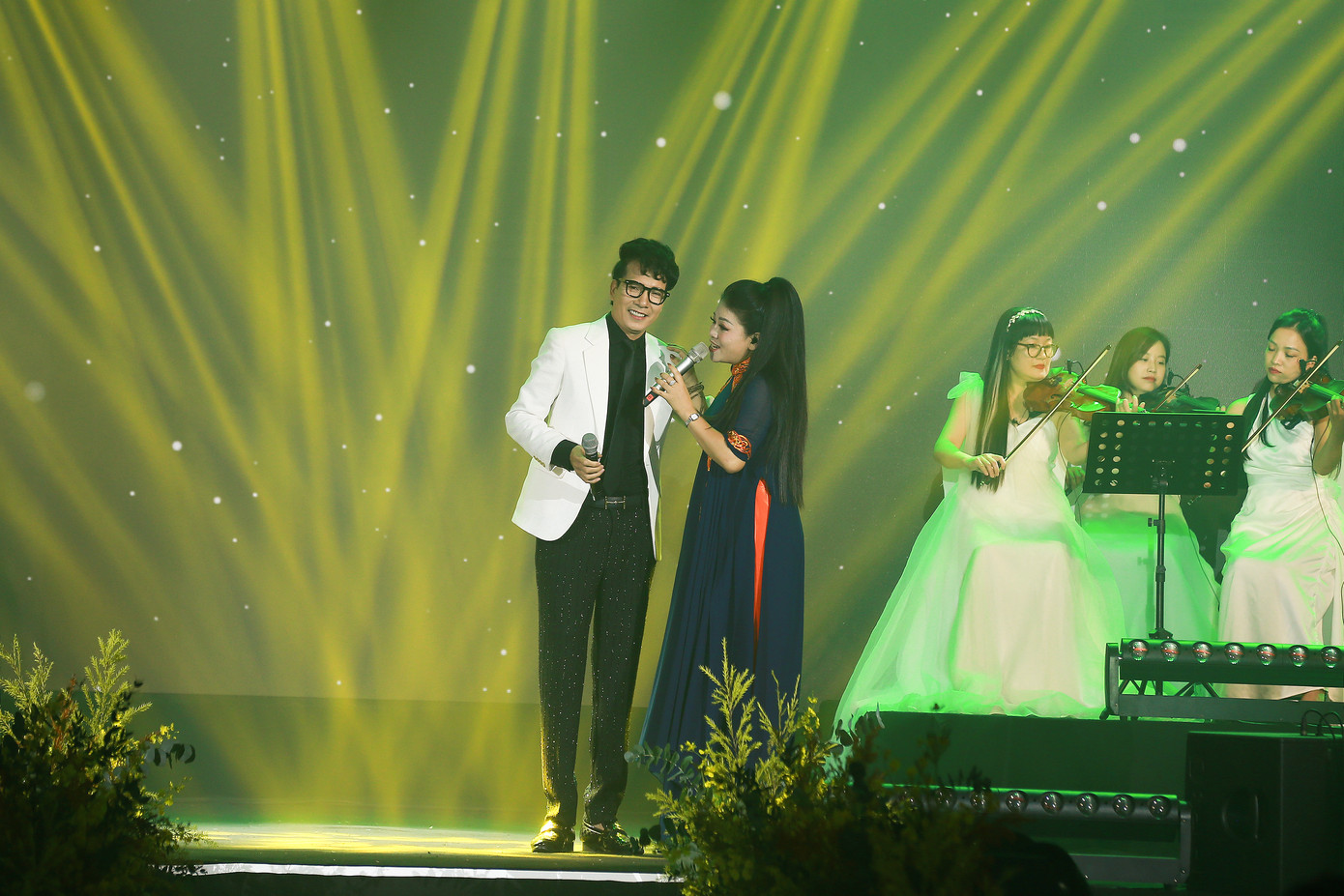 Anh Thơ và ca sĩ Hồ Quang 8.