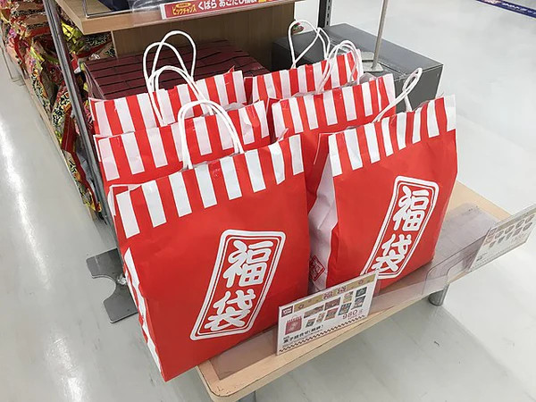 Túi may mắn ở Nhật Bản có thể coi là nguồn cảm hứng cho những chiếc túi mù hiện nay.