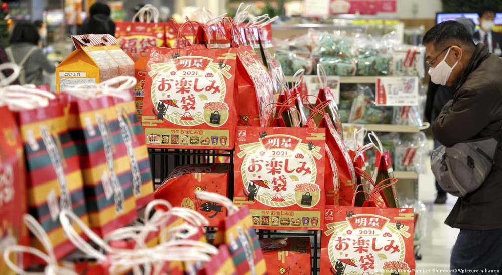 Túi may mắn ở Nhật Bản có thể coi là nguồn cảm hứng cho những chiếc túi mù hiện nay.