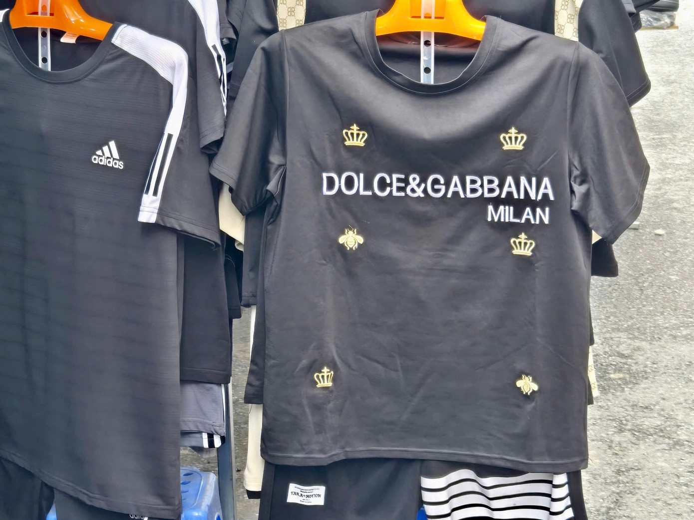 Nhiều cửa hàng treo biển yêu cầu khách không mặc cả. Khi được hỏi về nguồn gốc sản phẩm, các chủ cửa hàng từ chối trả lời. Nguyễn Thùy Linh (22 tuổi, quê Yên Bái) cho biết: "Với mức giá chỉ vài chục tới vài trăm nghìn, tôi nghĩ sản phẩm thời trang ở đây không phải hàng chính hãng. Tuy nhiên với mức sống của sinh viên, tôi không bận tâm mấy về những logo in trên áo. Quần áo in tên thương hiệu nào cũng được. Nếu không mua hàng ở sàn thương mại điện tử, các cửa hàng ở chợ Nhà Xanh cũng là điểm đến thuận tiện cho sinh viên".