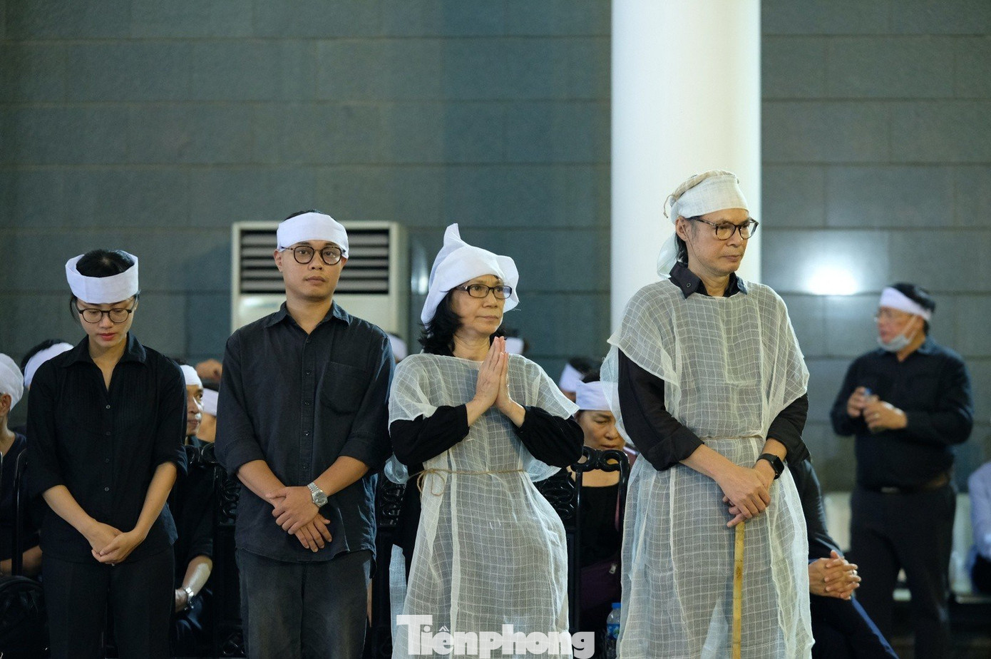 NSƯT Trần Lực cùng chị gái và các con, cháu túc trực bên linh cữu NSND Trần Bảng. NSƯT Trần Lực cùng chị gái và các con, cháu túc trực bên linh cữu NSND Trần Bảng.