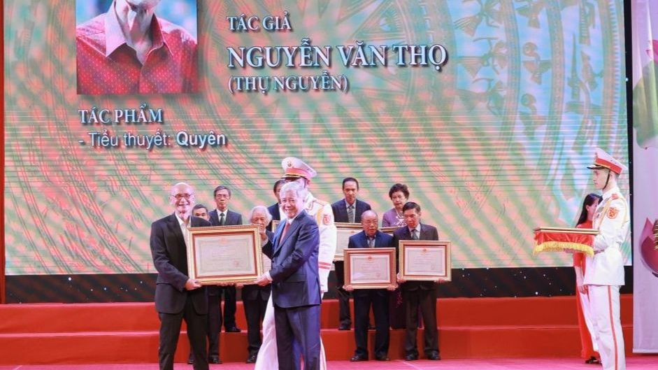 Nhà văn Nguyễn Văn Thọ được trao Giải thưởng Nhà nước từ ngày 19/5 cho biết chưa được liên hệ để nhận thưởng. Nhà văn Nguyễn Văn Thọ được trao Giải thưởng Nhà nước từ ngày 19/5 cho biết chưa được liên hệ để nhận thưởng.