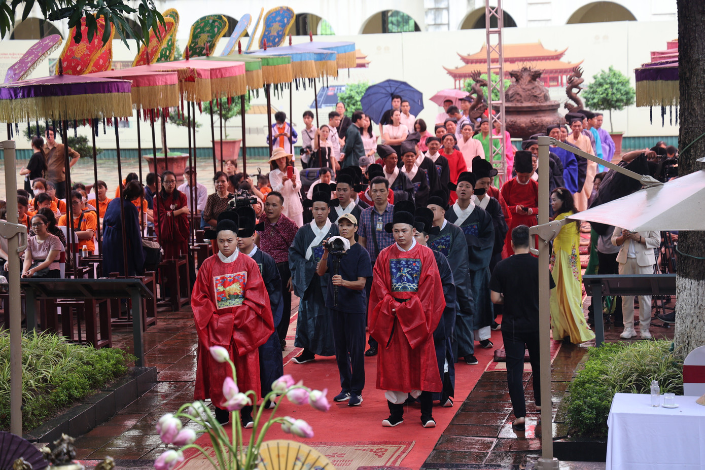 Hoạt động thể nghiệm tái hiện nghi lễ tiến phẩm, dâng hương lên các vị tiên đế và nghi lễ ban quạt trong cung đình Thăng Long được thực hiện từ sáng sớm.