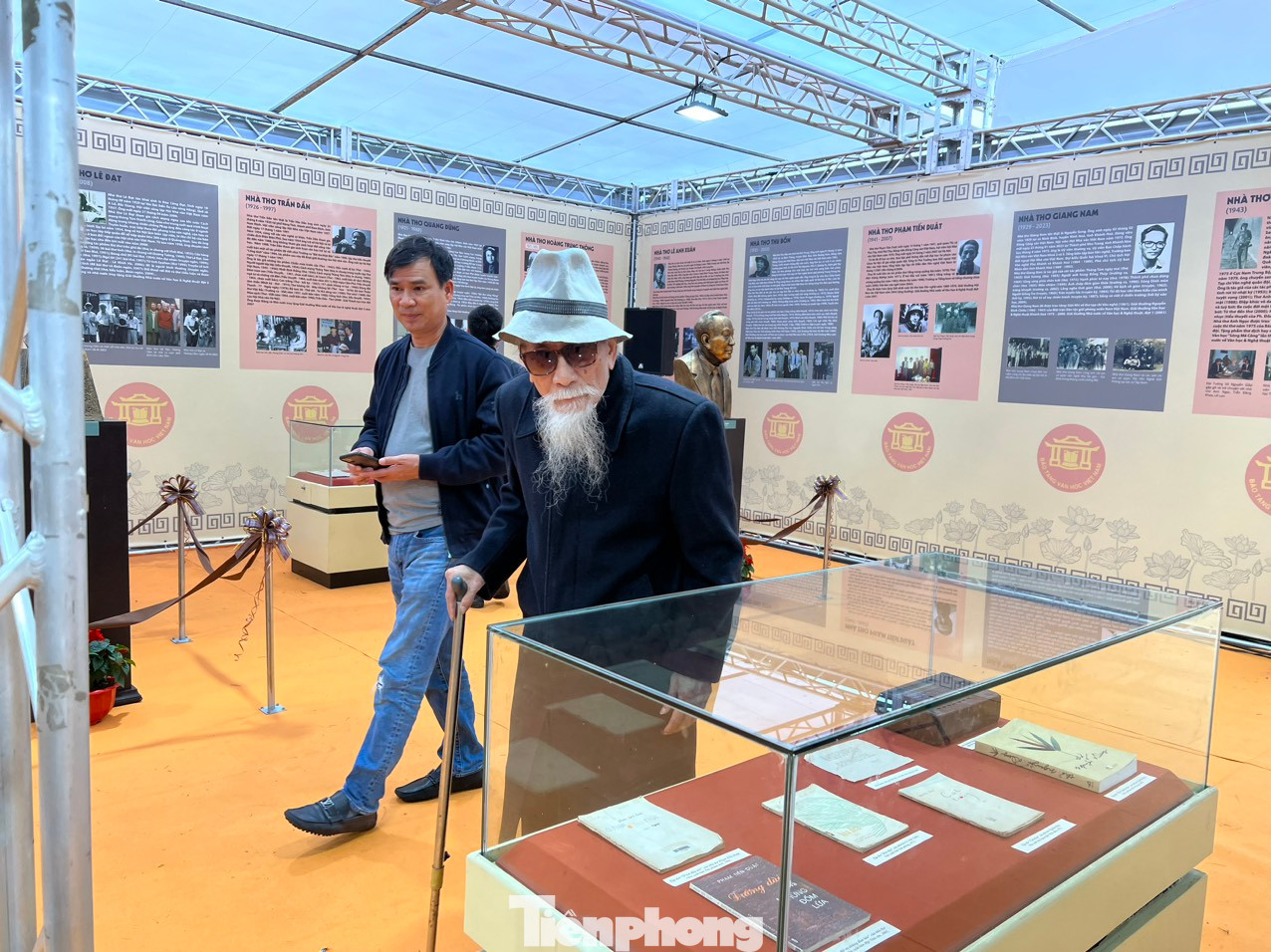 Ngày thơ Việt Nam 2023 có sức hút lớn với độc giả, người yêu thơ. Từ trước sự kiện chính, khán giả tới tham gia các hoạt động ở Đường thơ, Đường sách, Nhà ký ức. Ông Mến (Hà Nội) tới Ngày thơ Việt Nam 2023 cùng con trai và cháu nội. Ông cho biết được con cháu động viên tới sự kiện để thỏa niềm yêu thích với thơ ca. “Tôi 88 tuổi rồi. Tên con cháu có khi nhớ lẫn lộn cả. Nhưng tôi đọc thuộc làu làu các bài thơ tự sáng tác. Buổi tối thỉnh thoảng tôi còn đọc thơ để các cháu gõ lại rồi in ra giấy”, ông Mến hóm hỉnh chia sẻ”. Ảnh: NGỌC ÁNH. Ngày thơ Việt Nam 2023 có sức hút lớn với độc giả, người yêu thơ. Từ trước sự kiện chính, khán giả tới tham gia các hoạt động ở Đường thơ, Đường sách, Nhà ký ức. Ông Mến (Hà Nội) tới Ngày thơ Việt Nam 2023 cùng con trai và cháu nội. Ông cho biết được con cháu động viên tới sự kiện để thỏa niềm yêu thích với thơ ca. “Tôi 88 tuổi rồi. Tên con cháu có khi nhớ lẫn lộn cả. Nhưng tôi đọc thuộc làu làu các bài thơ tự sáng tác. Buổi tối thỉnh thoảng tôi còn đọc thơ để các cháu gõ lại rồi in ra giấy”, ông Mến hóm hỉnh chia sẻ”. Ảnh: NGỌC ÁNH.