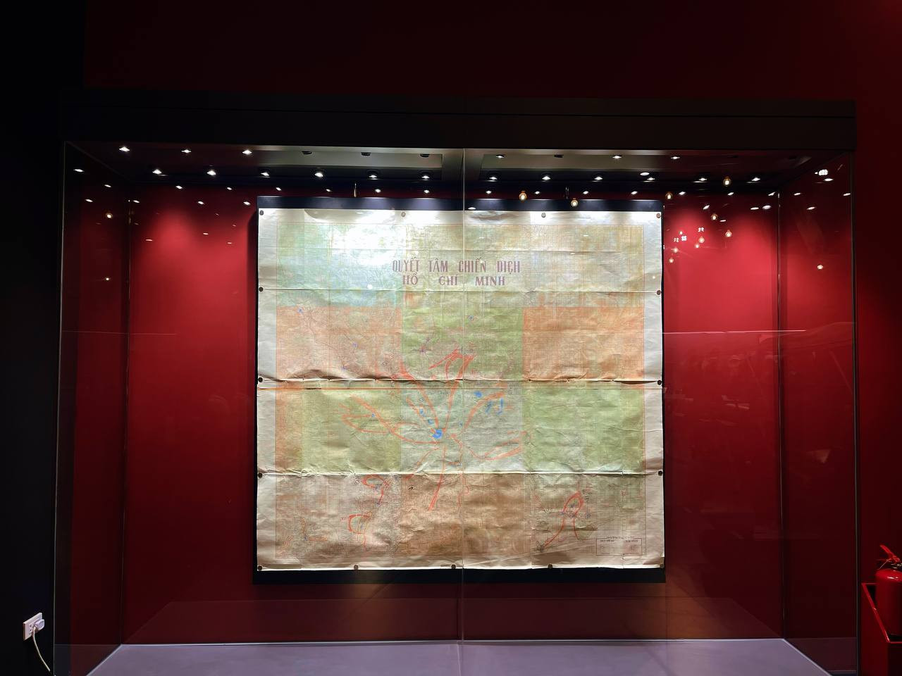 Bảo vật quốc gia bản đồ quyết tâm Chiến dịch Hồ Chí Minh - được cán bộ Phòng tác chiến Bộ Tư lệnh Quân giải phóng miền Nam Việt Nam cùng cán bộ tác chiến Bộ Tổng tham mưu thực hiện trên nền bản đồ miền Nam Việt Nam từ ngày 15/4/1975 đến 21/4/1975. Bản đồ được thực hiện tại Sở chỉ huy Chiến dịch Hồ Chí Minh, đóng tại Tà Thiết, Lộc Ninh, Tây Ninh (nay thuộc Bình Phước). Hiện vật được công nhận là bảo vật quốc gia năm 2015.