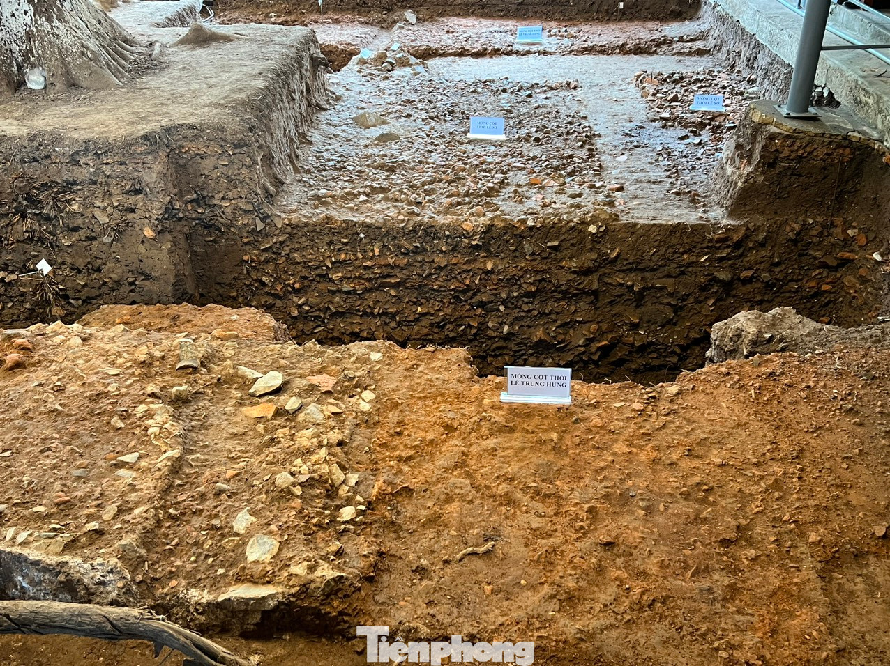 Các hố khai quật tiêu biểu, phản ánh sinh động dấu tích của tòa chính điện Kính Thiên thời Lê. Các hố khai quật tiêu biểu, phản ánh sinh động dấu tích của tòa chính điện Kính Thiên thời Lê.