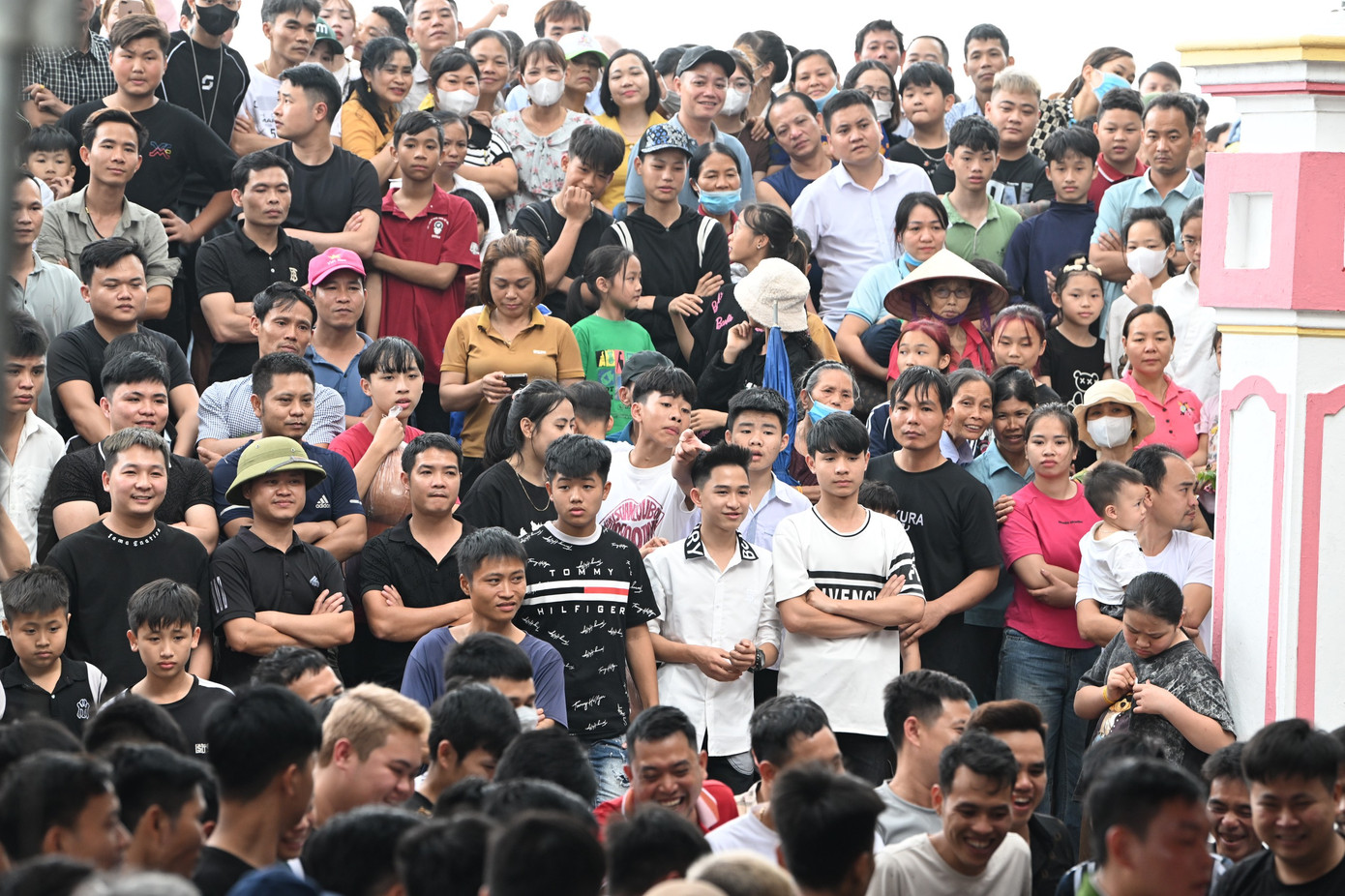 Đây là năm thứ sáu liên tiếp Lễ hội Phết Hiền Quan phải tạm dừng cướp phết. Người dân vẫn nô nức tới tham dự từ sáng sớm.