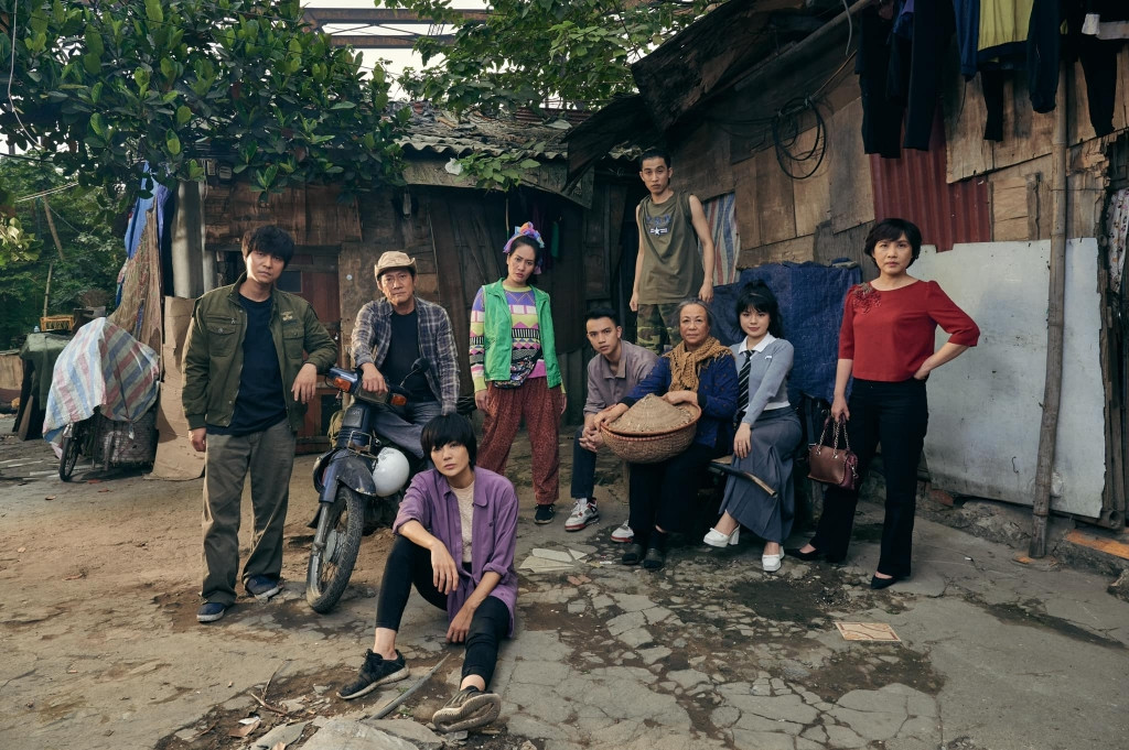 Phim khai thác chủ đề người lao động nghèo khu xóm chợ Long Biên. Phim khai thác chủ đề người lao động nghèo khu xóm chợ Long Biên.