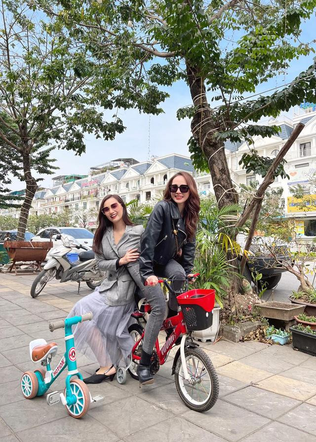 Dù thân thiết nhưng Cẩm Giang (Lã Thanh Huyền) và Minh (Quỳnh Nga) trong phim lại có tính cách, quan điểm sống trái ngược. Trong khi Giang khéo léo, đảm đang, nữ tính thì cô bạn thân Minh lại cá tính, mạnh mẽ, không thích bị ràng buộc bởi hôn nhân.