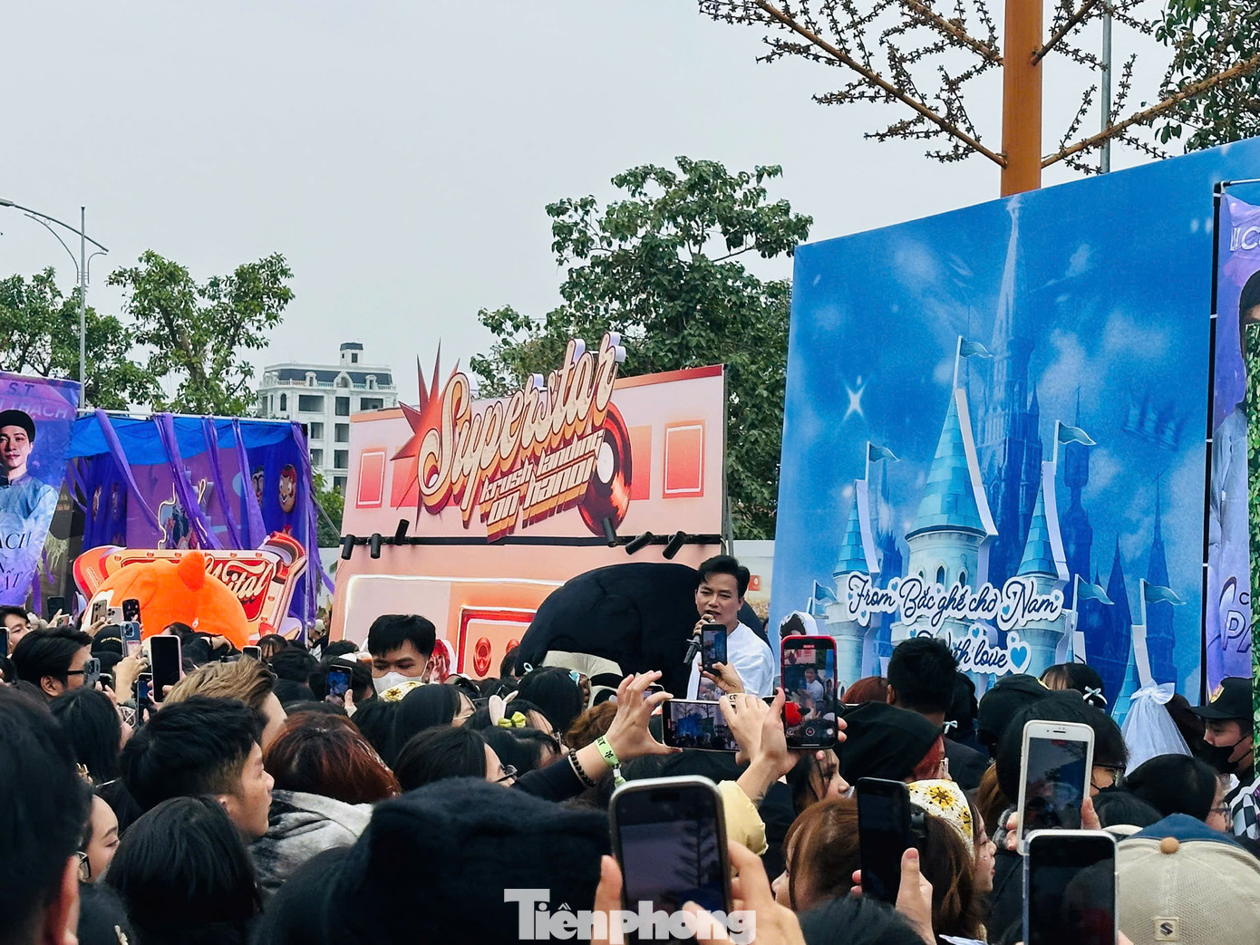 Fan vây quanh BB Trần, Bùi Công Nam.