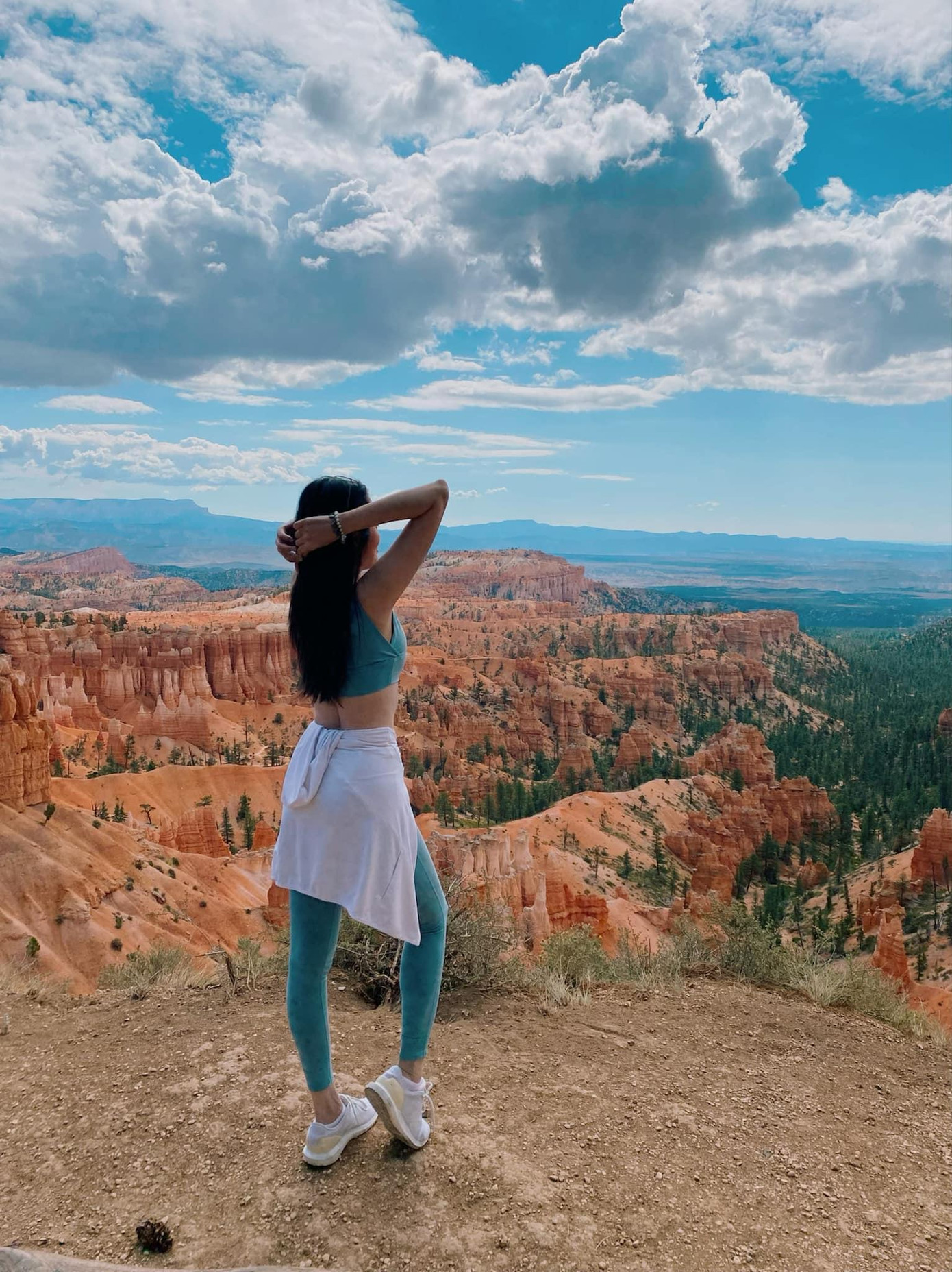 Hoa hậu Thời trang 2007 tự tin thả dáng giữa thiên nhiên hùng vĩ. Trúc Diễm tiết lộ cô là người rất thích thăm thú, khám phá những cảnh quan thiên nhiên và cũng đam mê chụp ảnh &quot;sống ảo&quot;