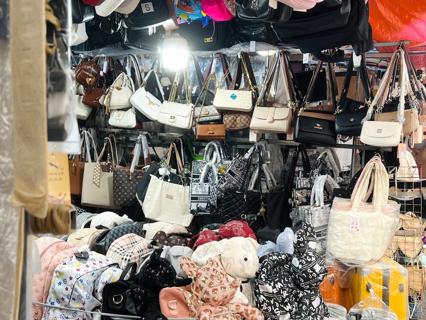 Đáng chú ý, nhiều mặt hàng ở đây gắn tên, logo của thương hiệu thời trang nổi tiếng toàn thế giới nhưng mức giá rất phải chăng. Đa số khách hàng biết sản phẩm không phải hàng chính hãng, chỉ "nhái" logo, tên thương hiệu nhưng vẫn nhiều người mua.