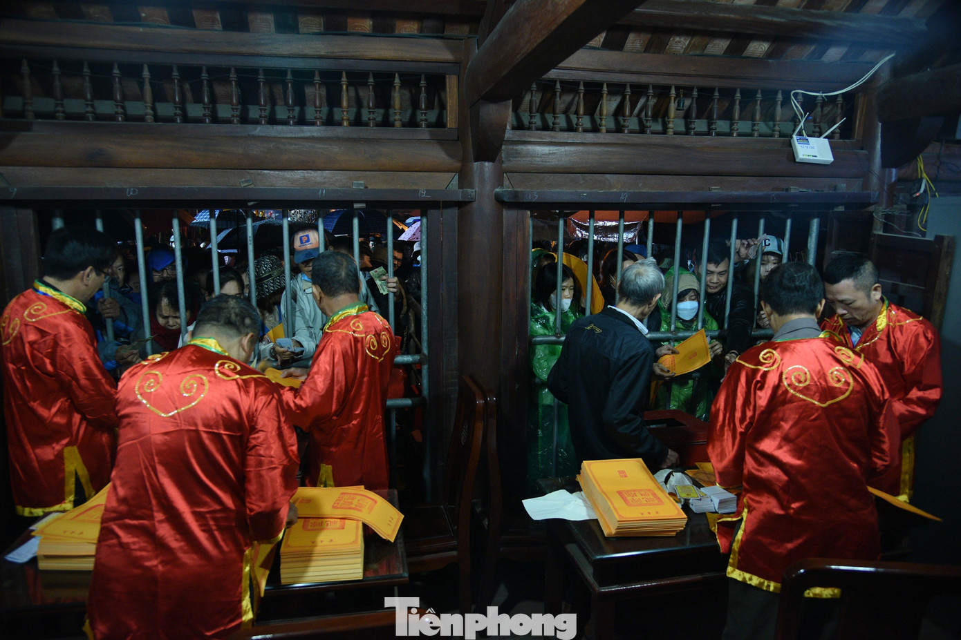 Ông Nguyễn Đức Bình - Trưởng Ban quản lý Khu Di tích đền Trần, chùa Tháp - cho biết ở lễ hội đền Trần không có tình trạng phát ấn ngoài luồng trước giờ khai ấn hay mua bán ấn giả. Ban tổ chức phát ấn đến hết tháng Giêng, có thể kéo dài sang tháng hai âm lịch. "Người dân không nên quá vội vàng, sốt ruột, tránh nhận những lá ấn hay vật phẩm tín ngưỡng không đúng thuần phong mỹ tục và điển tích của lễ hội. Đó là điều ban tổ chức lễ hội không hề mong muốn”, ông Bình nói.