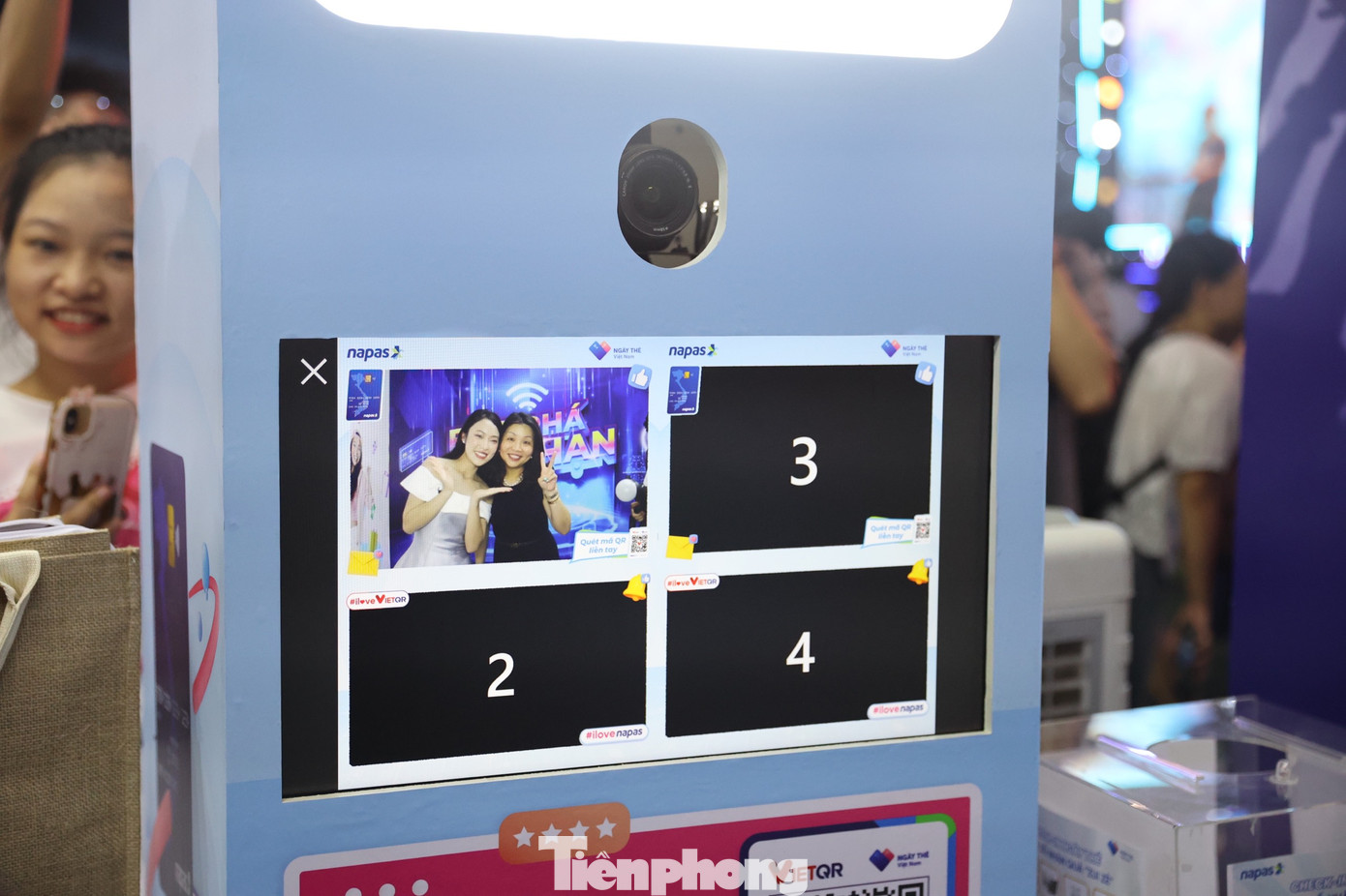 Khánh Vy rạng rỡ trải nghiệm tại các gian hàng. Khánh Vy rạng rỡ trải nghiệm tại các gian hàng.