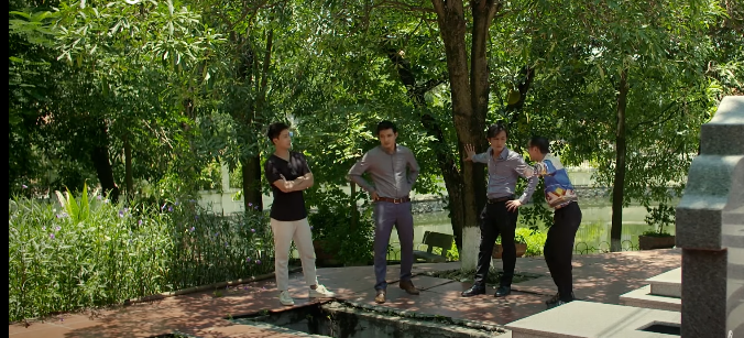 Cả nhà hào hứng chọn đất xây mộ cho Công. Ảnh: CMH. Cả nhà hào hứng chọn đất xây mộ cho Công. Ảnh: CMH.