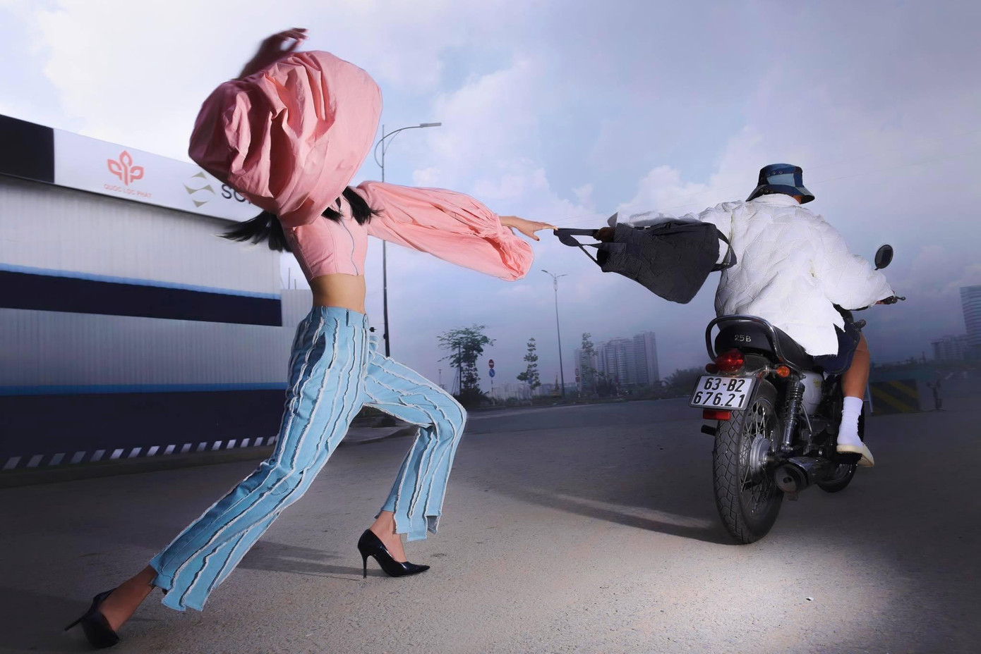 Những "nạn nhân" đều mặc các bộ đồ thời trang độc đáo Những "nạn nhân" đều mặc các bộ đồ thời trang độc đáo