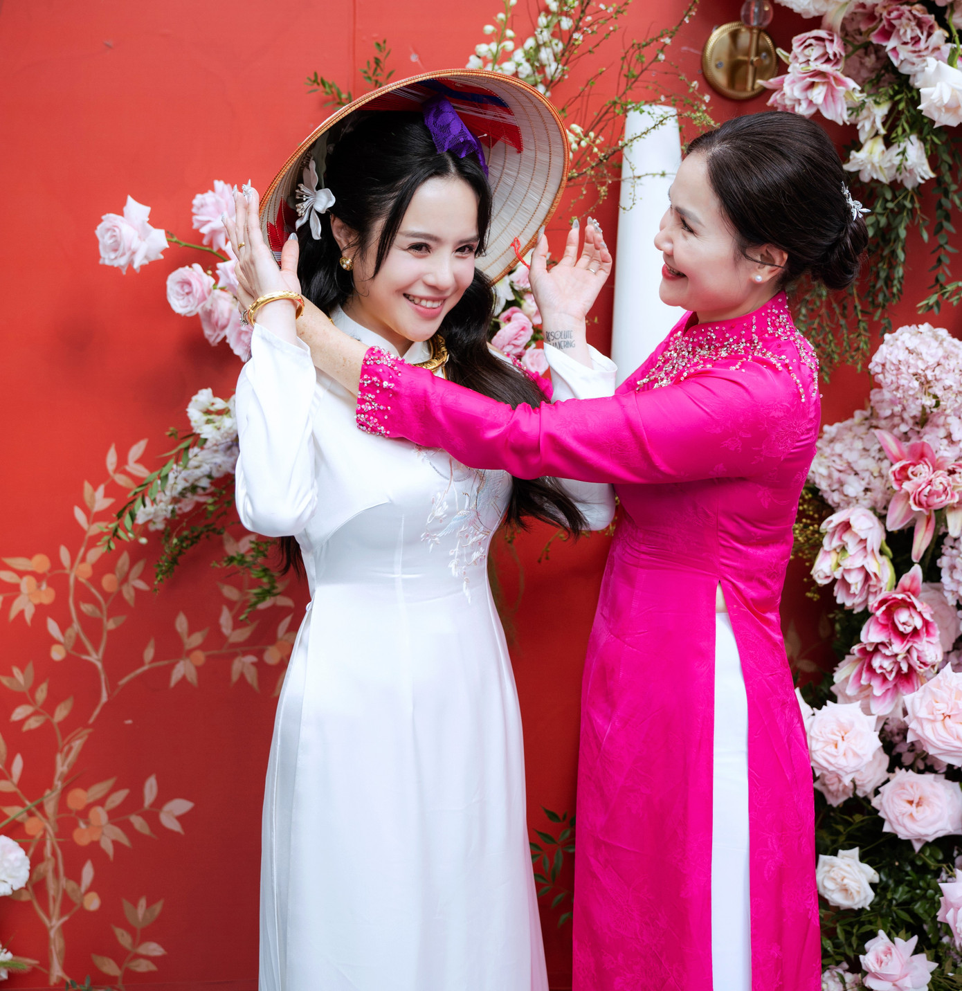 Thái Trinh được mẹ chồng tặng quà.