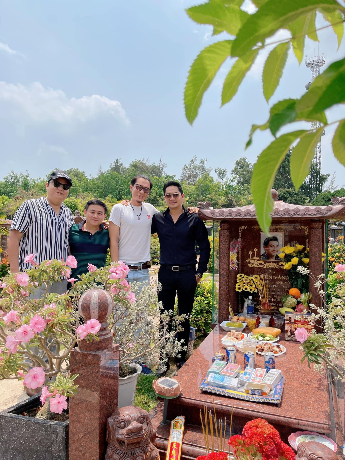 Nhiều anh em, đồng nghiệp tới thăm viếng diễn viên Anh Vũ