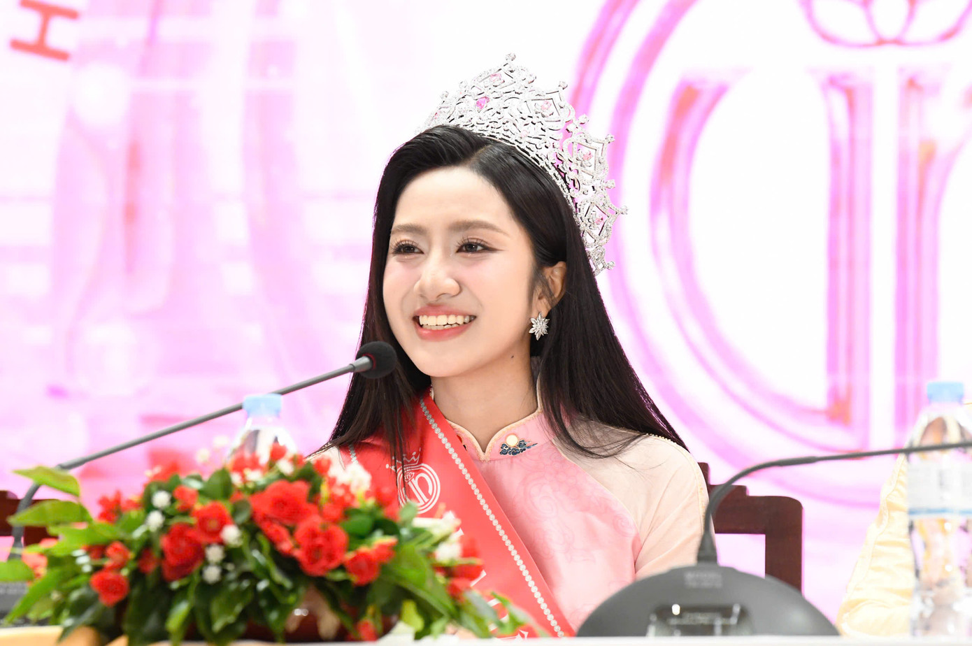 Hoa hậu Việt Nam 2024 Hà Trúc Linh trả lời câu hỏi của phóng viên. Hoa hậu Việt Nam 2024 Hà Trúc Linh trả lời câu hỏi của phóng viên.