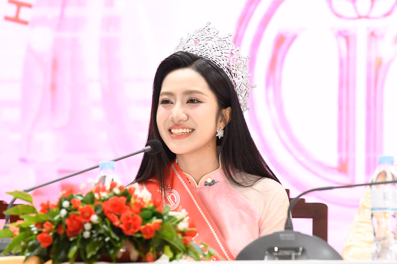 Hoa hậu Việt Nam 2024 Hà Trúc Linh trả lời câu hỏi của phóng viên.
