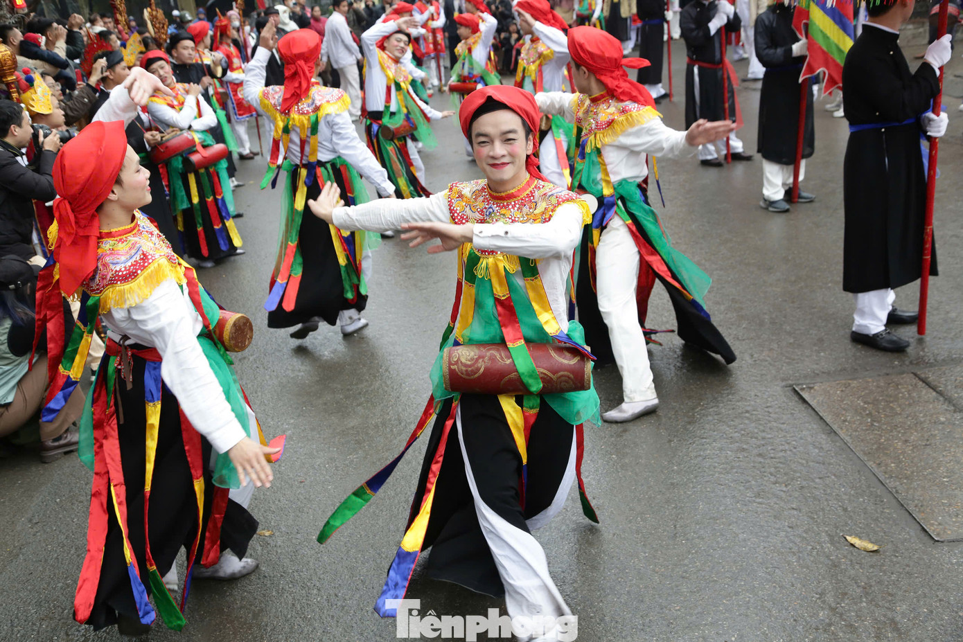 Không khí tươi vui của lễ hội làng Triều Khúc.