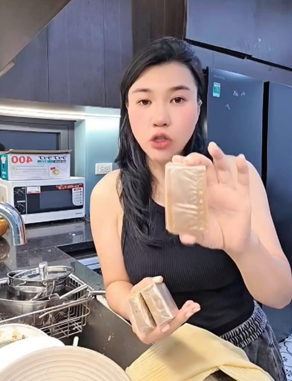 TikToker bán cao ngựa cho trẻ em. TikToker bán cao ngựa cho trẻ em.