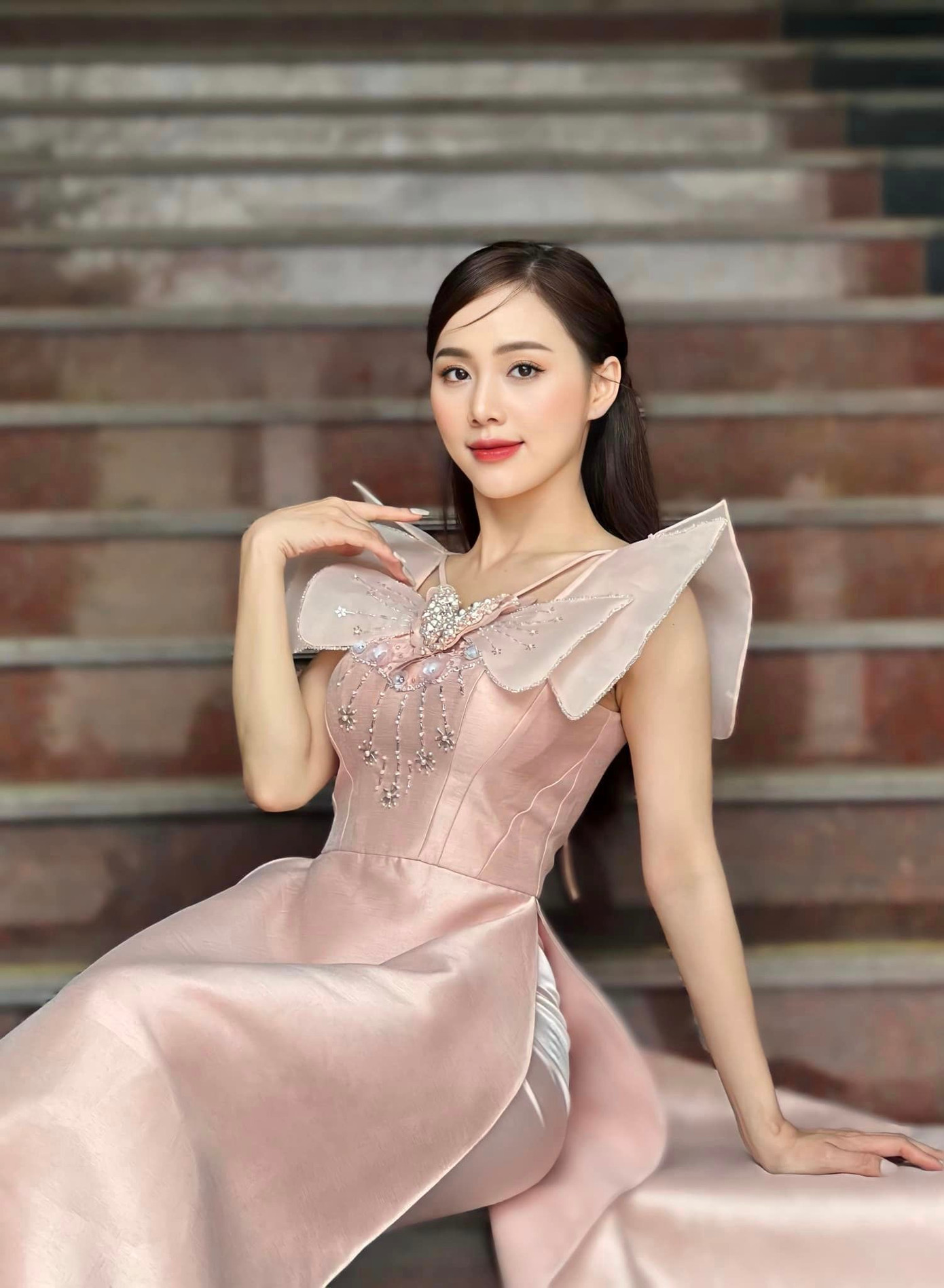 Khi phim lên sóng, Minh Thu cho biết cô chuẩn bị tinh thần nếu bị khán giả ném đá vì nhân vật này có tính cách đỏng đảnh, bốc đồng, không ngại tung thủ đoạn để đạt mục đích. Khi phim lên sóng, Minh Thu cho biết cô chuẩn bị tinh thần nếu bị khán giả ném đá vì nhân vật này có tính cách đỏng đảnh, bốc đồng, không ngại tung thủ đoạn để đạt mục đích.