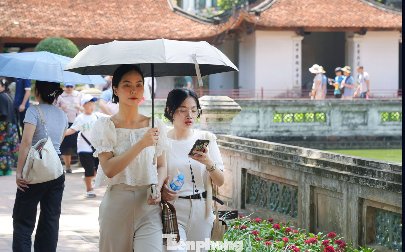 Người dân Thủ đô có nhiều lựa chọn vui chơi, giải trí dịp nghỉ lễ. Ảnh: Trọng Quân.