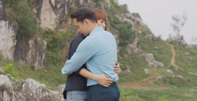 Sau nhiều lần chần chừ, Việt cuối cùng cũng lấy được dũng khí nói hết với Lệ. Việt không muốn Lệ phải đấu tranh với những thị phi sau khi trở về quê. Anh muốn làm bạn trai để che chở và bảo vệ cho cô. Lệ đã khóc khi nghe những lời nói chân thành của Việt và cả hai chính thức trở thành một cặp. Sau nhiều lần chần chừ, Việt cuối cùng cũng lấy được dũng khí nói hết với Lệ. Việt không muốn Lệ phải đấu tranh với những thị phi sau khi trở về quê. Anh muốn làm bạn trai để che chở và bảo vệ cho cô. Lệ đã khóc khi nghe những lời nói chân thành của Việt và cả hai chính thức trở thành một cặp.